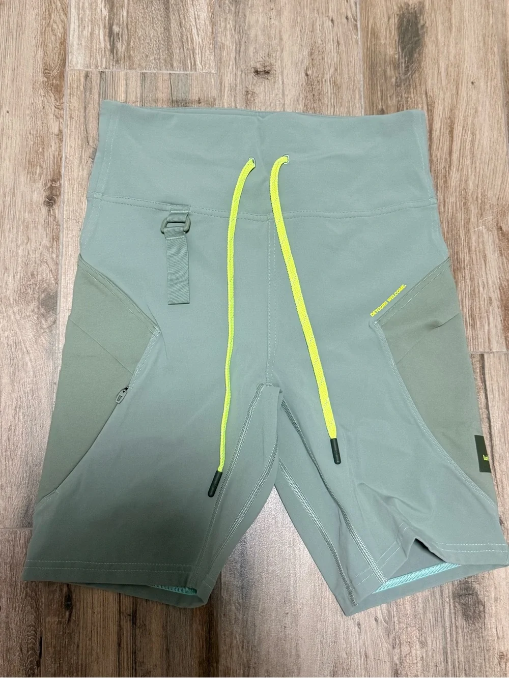 Lululemon Cargo Hiking Shorts Size 8 Laurel Sage Green